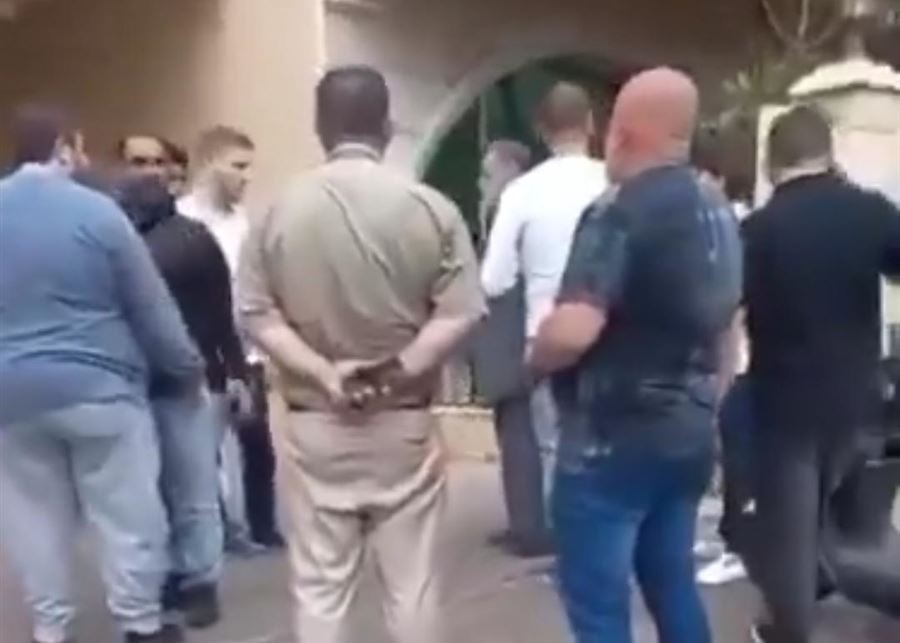 بالفيديو - سرقة حذاء النائب السابق خالد الضاهر أثناء تأديته الصلاة داخل إحدى المساجد في الشمال!